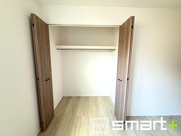 ~収納豊富な洋室~ ・各居室に備え付けの収納をご用意。タンスなどを置く場合と比べ出っ張らないので部屋の中を有効のご活用いただけます。 ・収納の広さなどぜひ現地でご確認くださいませ。