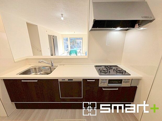 ~食器洗浄機を標準装備~ ・キッチンにはビルトインタイプの食器洗浄機を標準装備。 ・家事にかける時間を削減でき、「自分時間」を増やすことができる嬉しいアイテムです。