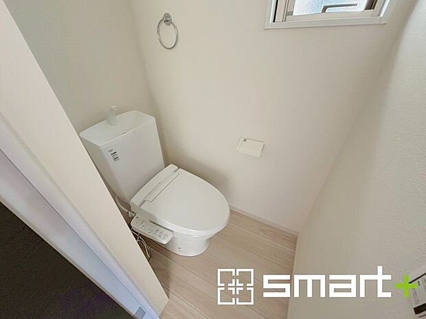 ~やはり便利なタンク式トイレ~ ・最近はタンクレストイレもございますが、タンク式の場合は停電時もお水を流すことが可能。 ・故障時なども比較的費用が安くなるなど、メリットが多くなります。