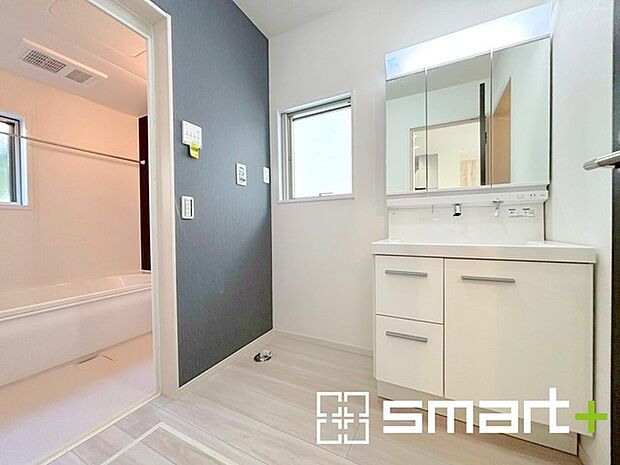 ~人気の三面鏡を採用~ ・洗面台は三面鏡仕様なので鏡の角度を変える事で頭の後ろの方までご確認可能です。 ・鏡の裏が収納になっておりますので、洗面台周りもスッキリと片付きます。