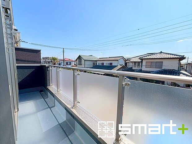 ~洗濯物も干しやすいバルコニー~ ・バルコニーには物干し竿受けが標準装備されております。 ・テラス屋根等のオプションもお気軽にご相談くださいませ。