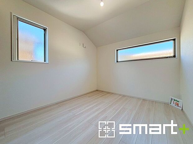 ~自然な風合いの洋室~ ・ナチュラルな色彩で纏められた洋室は家具のコーディネートもしやすくなっております。 ・どんな家具にするか考えるだけでも楽しくなってきますね。