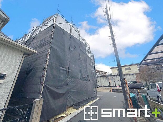 ~閑静な住宅街の立地~ ・周辺は閑静な住宅街となっておりますので、静かな暮らしをご実現いただけます。 ・前面道路の交通量も多くないので、小さなお子様がいるご家庭でもご安心ですね。