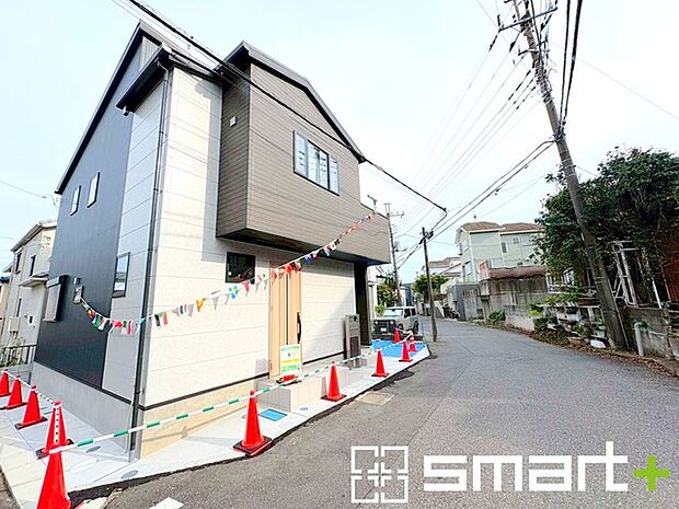 ~閑静な住宅街の立地~ ・周辺は閑静な住宅街となっておりますので、静かな暮らしをご実現いただけます。 ・前面道路の交通量も多くないので、小さなお子様がいるご家庭でもご安心ですね。