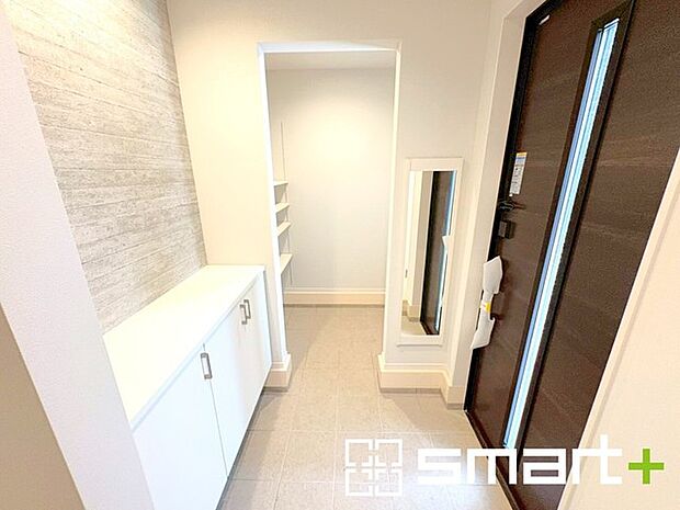 ~収納スペース充実の玄関周り~ ・圧迫感がなくスッキリ広々とした印象の玄関。 ・玄関ドアにガラス部分を設ける事で穏やかな陽の入る明るい空間になります。