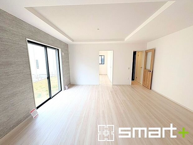 ~折り上げ天井のあるLDK~ ・一部天井を高くする折り上げ天井を配する事で縦への空間が生まれ、開放感のある広々とした仕様に。 ・ぜひ現地でその魅力をご体感くださいませ。