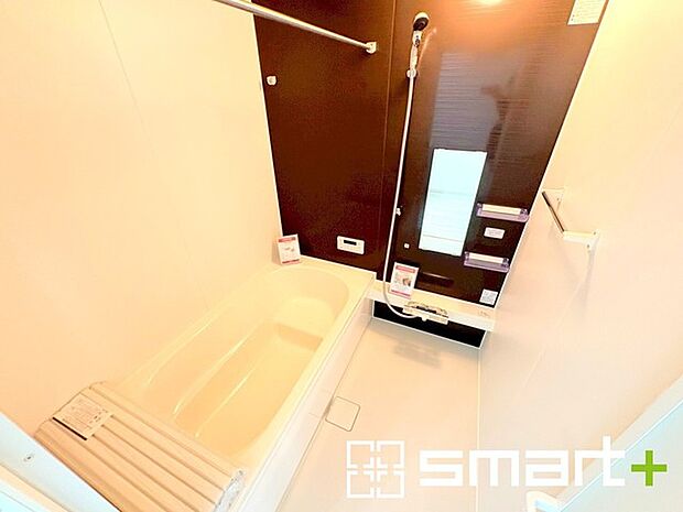 ~浴室乾燥機付きの浴室~ ・浴室には乾燥機が付いているので雨の日でも洗濯物を干すことが可能です。 ・水はけの良い床材など機能面も充実。マイクロバブルなどオプションもご相談くださいませ。