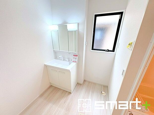 ~明るい洗面スペース~ ・窓から明るい陽が入り、気持ちよく朝の支度ができますね。 ・使い勝手の良い三面鏡タイプのシャワー付き洗面化粧台。鏡の裏に収納があるので洗面台周りもスッキリ。