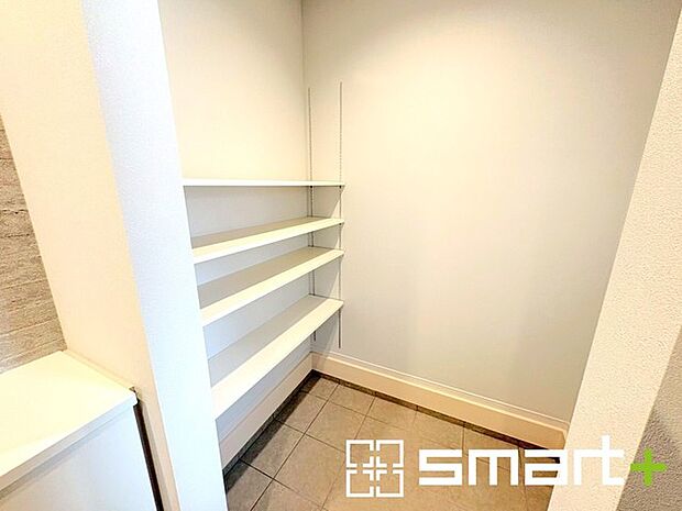 ~シューズインクローク付き~ ・ベビーカーやゴルフバッグ、お子様のスポーツ用品など収納可能。 ・稼働式の棚で高さや大きさのあるものもスッキリしまえて快適。