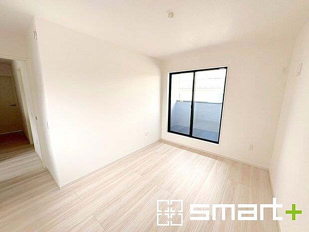 ~WIC付きの洋室~ ・窓からたっぷりの光が舞い込み、お部屋全体を優しく包み込んでくれます。 ・季節ものや小物類なども整理整頓しやすく生活空間が広がります。