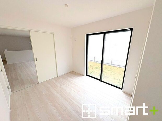 ~リビング横の洋室~ ・リビングに開放感をプラスしてくれる洋室はお子様のプレイルームやお昼寝、趣味のお部屋など、用途様々。 ・玄関からも直接出入り可能なのでゲストルームにも利用可能。