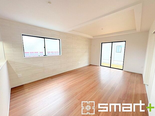 ~穏やかな陽の入るLDK~ ・大きな窓のあるLDKは陽当りも良好で明るい空間となっております。 ・ご家族団らんなど過ごす時間の多いLDKが明るいのは嬉しいポイントですね。