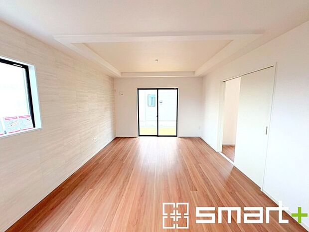 ~家族団らんにピッタリの広々リビング~ ・自然の光が降り注ぐ明るいLDKは家族団らんにピッタリ。 ・隣接の洋室を続き間として利用すれば22帖超の広々空間になります。