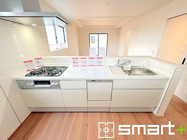 ~人気のカウンターキッチン~ ・キッチンには余計な柱が無いので、リビングが見渡せ開放感のある造りとなっております。 ・蛇口には浄水器が内蔵されるなど機能面でも優れたキッチンです。