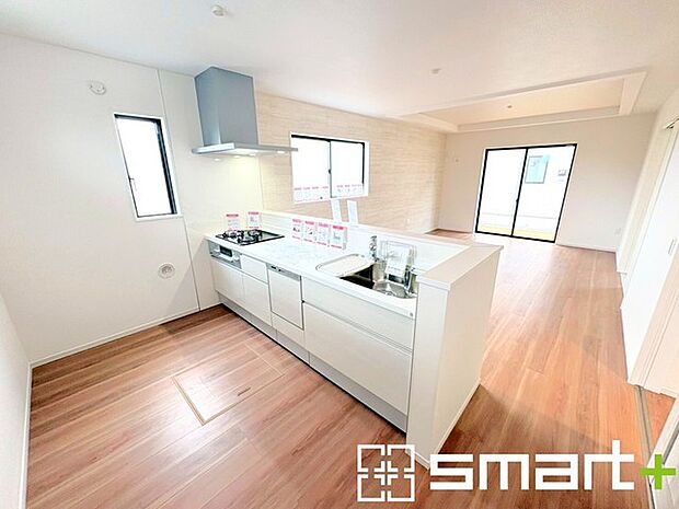 ~食器洗浄機を標準装備~ ・キッチンにはビルトインタイプの食器洗浄機を標準装備。 ・家事にかける時間を削減でき、「自分時間」を増やすことができる嬉しいアイテムです。