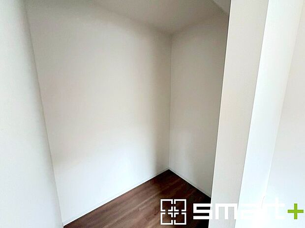 ~憧れのウォークインクローゼット~ ・居室にウォークインを設ける事で季節ものや趣味の用具などもスッキリと収納可能です。 ・ぜひ現地でその便利さをご体感くださいませ。