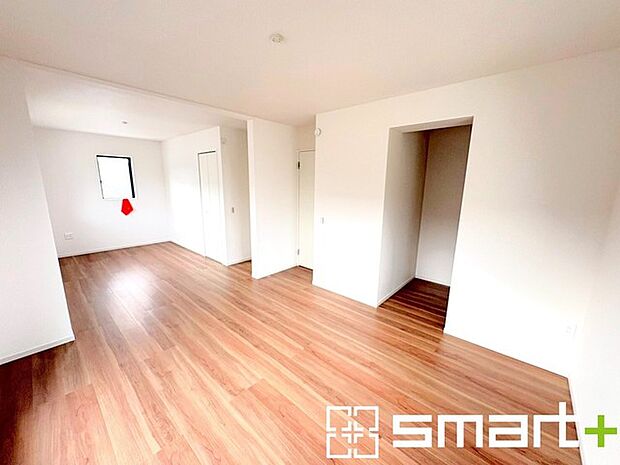 ～間取り変更も可能な洋室～ ・将来こども部屋として1部屋を2部屋にできるフレキシブルルーム14.2帖。 ・ウォークインクローゼット付なのでお洋服や小物類などもスッキリ片付けられます。 