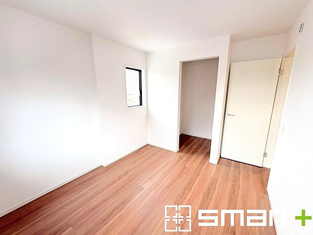 ~収納豊富な洋室~ ・各居室に備え付けの収納をご用意。タンスなどを置く場合と比べ出っ張らないので部屋の中を有効のご活用いただけます。 ・収納の広さなどぜひ現地でご確認くださいませ。