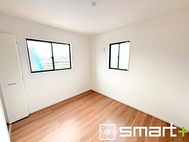 ~2面採光の明るいお部屋~ ・洋室は2面採光とする事で穏やかな陽の入る明るい空間となっております。 ・くつろぎのプライベート時間を明るい空間で穏やかにお過ごしいただけます。