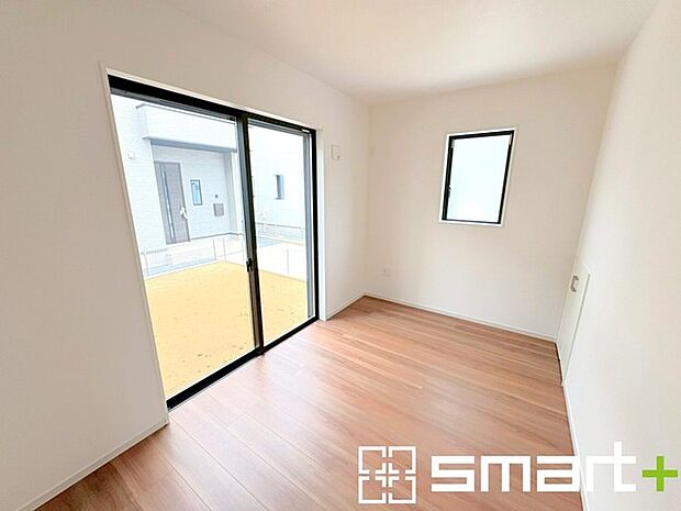 ~リビング横の洋室~ ・お子様のプレイルームや趣味のお部屋など、用途様々な1階洋室。 ・リビングの続き間はもちろん、寝室としても使えます。収納付きで2面採光の明るい空間が広がります。