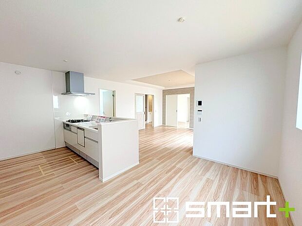 ~明るいLDK~ ・出来立てのお料理を運ぶのにも、後片付けもラクラクのカウンターキッチン。 ・料理と洗濯、片付けなど並行して家事を進める時に便利な回遊動線。