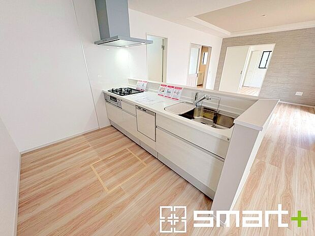 ~人気のカウンターキッチン~ ・キッチンには余計な柱が無いので、リビングが見渡せ開放感のある造りとなっております。 ・蛇口には浄水器が内蔵されるなど機能面でも優れたキッチンです。