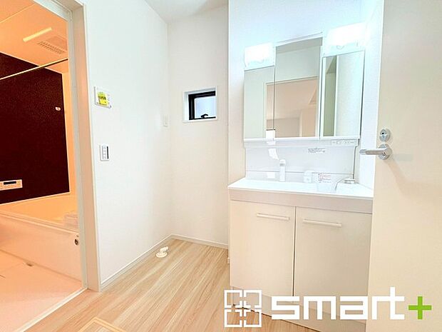 ~シャワー付き洗面台を採用~ ・洗面台の蛇口がホースで伸びシャワーとしてご利用可能。 ・朝の寝ぐせ直しなどにシャワーを使いたい時、洗面台の掃除をする際にも便利にお使いいただけますよ。