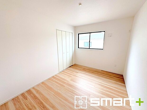 ~収納豊富な洋室~ ・各居室に備え付けの収納をご用意。タンスなどを置く場合と比べ出っ張らないので部屋の中を有効のご活用いただけます。 ・収納の広さなどぜひ現地でご確認くださいませ。