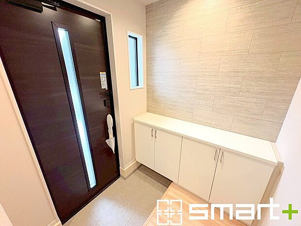 ~穏やかな陽が入る玄関~ ・窓に加えて玄関ドアのガラス部分からも穏やかな陽が入り、明るい玄関になります。 ・シューズインクローク付なので散らかりがちな玄関回りもスッキリ快適。