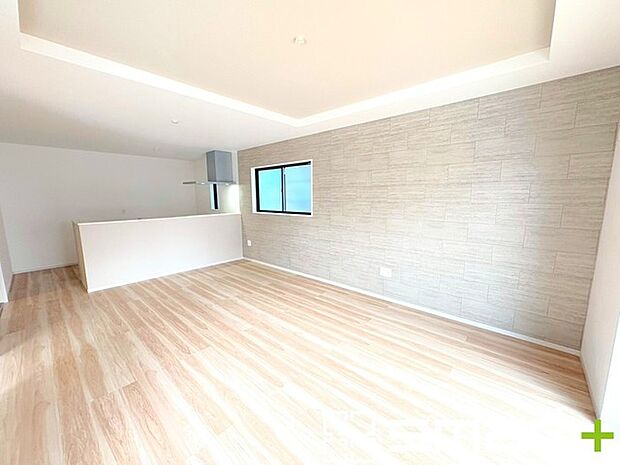 ~折り上げ天井のあるLDK~ ・一部天井を高くする折り上げ天井を配する事で縦への空間が生まれ、開放感のある広々とした仕様に。 ・ぜひ現地でその魅力をご体感くださいませ。