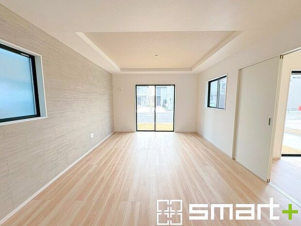 ~家族団らんにピッタリの広々リビング~ ・自然の光が降り注ぐ明るいLDKは家族団らんにピッタリ。 ・隣接の洋室を続き間として利用すれば21帖超の広々空間になります。