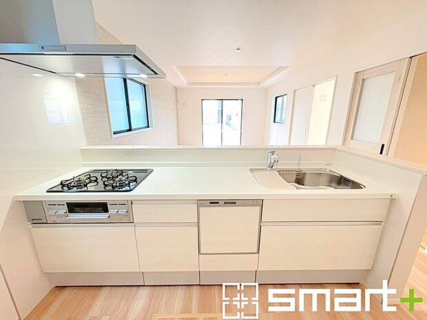 ~人気のカウンターキッチン~ ・キッチンには余計な柱が無いので、リビングが見渡せ開放感のある造りとなっております。 ・蛇口には浄水器が内蔵されるなど機能面でも優れたキッチンです。