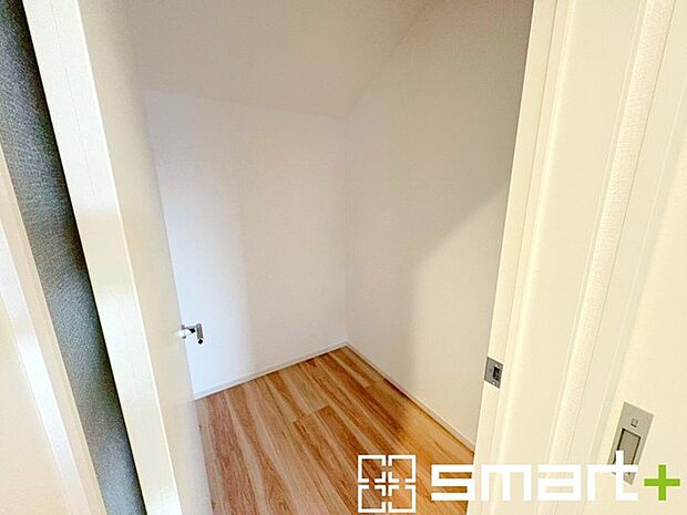 ~広々した「納戸」をご用意~ ・本来の用途である収納としてはもちろん、テレワークスペースとしてもご利用可能な納戸をご用意。 ・広さの感覚など、ぜひ現地でご体感くださいませ。