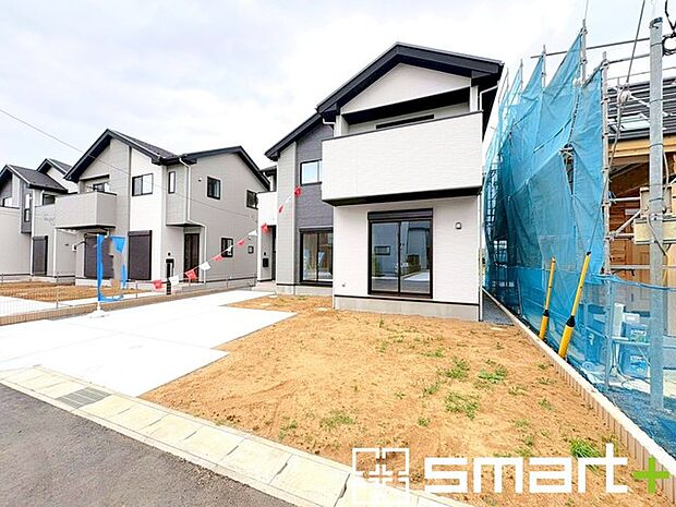 ~お庭もある余裕の敷地~ ・広々した敷地にはお庭もご用意。お庭があるだけで余裕を感じますね。 ・防草シートや人工芝の敷設などのオプションもお気軽にご相談くださいませ。