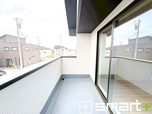 ~洗濯物も干しやすいバルコニー~ ・2箇所あるバルコニーは毎日のお洗濯に大活躍。洗濯物もたくさん干せて快適ですね。 ・テラス屋根等のオプションもお気軽にご相談くださいませ。