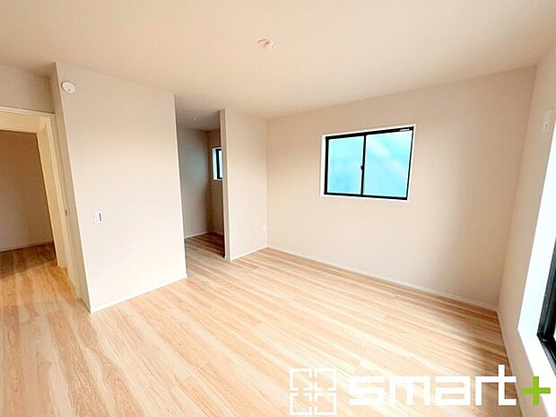 ~窓からはたっぷりの陽光~ ・ゆとりある広さの主寝室は11.7帖。南側に大開口の窓があるので明るく開放的な空間になります。 ・WIC付で整理整頓しやすく、住空間もスッキリ。