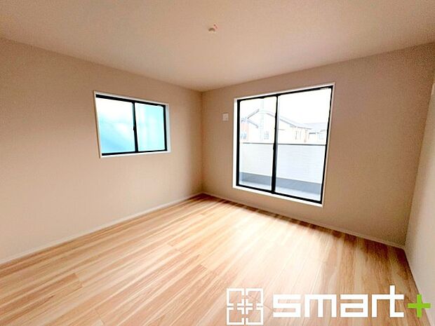 ~バルコニーに面した洋室~ ・バルコニー側の大きな窓から穏やかな陽が差し込む明るい洋室はウォークインクローゼット付。 ・ゆとりある広さでご夫婦やご兄弟でもゆったりお過ごしいただけます。