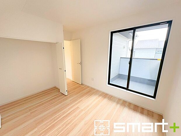～2面採光の明るいお部屋～ ・洋室は2面採光とする事で穏やかな陽の入る明るい空間となっております。 ・くつろぎのプライベート時間を明るい空間で穏やかにお過ごしいただけます。 