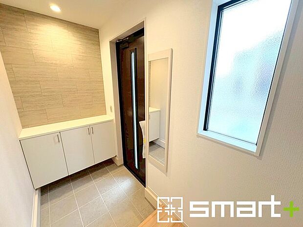 ~圧迫感のない明るい玄関~ ・窓に加えて玄関ドアのガラス部分からも穏やかな陽が入り、明るい玄関になります。 ・備え付けのシューズボックスはたっぷりしまえて玄関がスッキリ片付きますね。