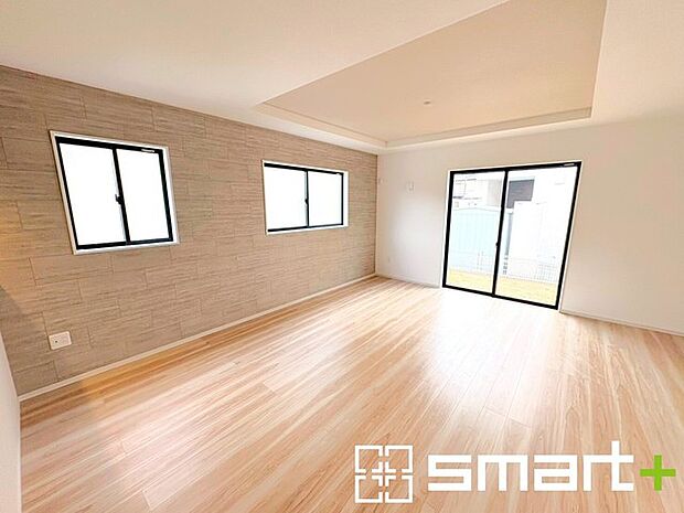 ~穏やかな陽の入るLDK~ ・大きな窓のあるLDKは陽当りも良好で明るい空間となっております。 ・ご家族団らんなど過ごす時間の多いLDKが明るいのは嬉しいポイントですね。