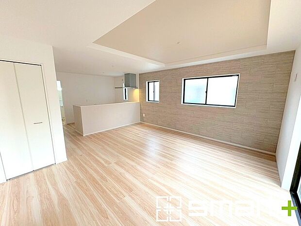 ~折り上げ天井のあるLDK~ ・一部天井を高くする折り上げ天井を配する事で縦への空間が生まれ、開放感のある広々とした仕様に。 ・ぜひ現地でその魅力をご体感くださいませ。