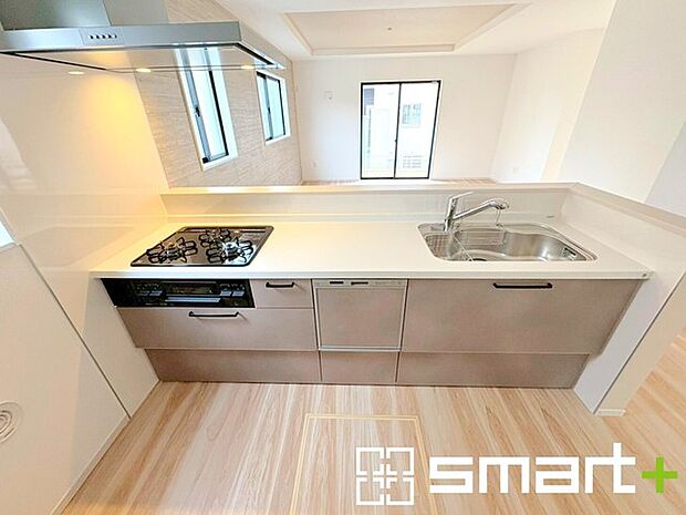 ~食器洗浄機を標準装備~ ・キッチンにはビルトインタイプの食器洗浄機を標準装備。 ・家事にかける時間を削減でき、「自分時間」を増やすことができる嬉しいアイテムです。