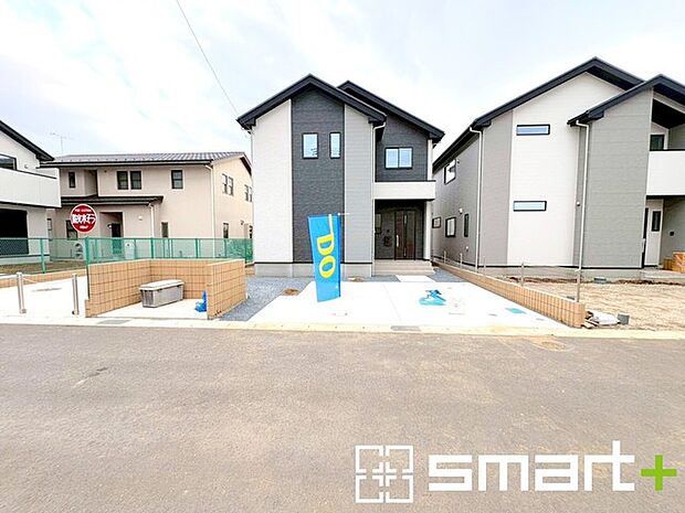 ~十分な広さのある前面道路~ ・前面道路は約6mございますので、お車でのすれ違いも楽々で余計なストレスがかかりません。 ・日々お車での移動が多い方には大切なポイントですね。