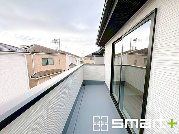 ~洗濯物も干しやすいバルコニー~ ・バルコニーには物干し竿受けが標準装備されております。 ・テラス屋根等のオプションもお気軽にご相談くださいませ。