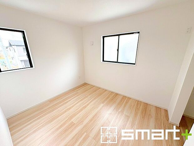 ~自然な風合いの洋室~ ・ナチュラルな色彩で纏められた洋室は家具のコーディネートもしやすくなっております。 ・どんな家具にするか考えるだけでも楽しくなってきますね。