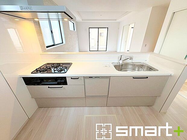 ~食器洗浄機を標準装備~ ・キッチンにはビルトインタイプの食器洗浄機を標準装備。 ・家事にかける時間を削減でき、「自分時間」を増やすことができる嬉しいアイテムです。