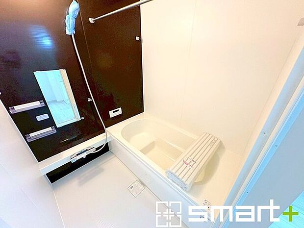 ~浴室乾燥機付きの浴室~ ・浴室には乾燥機が付いているので雨の日でも洗濯物を干すことが可能です。 ・水はけの良い床材など機能面も充実。マイクロバブルなどオプションもご相談くださいませ。