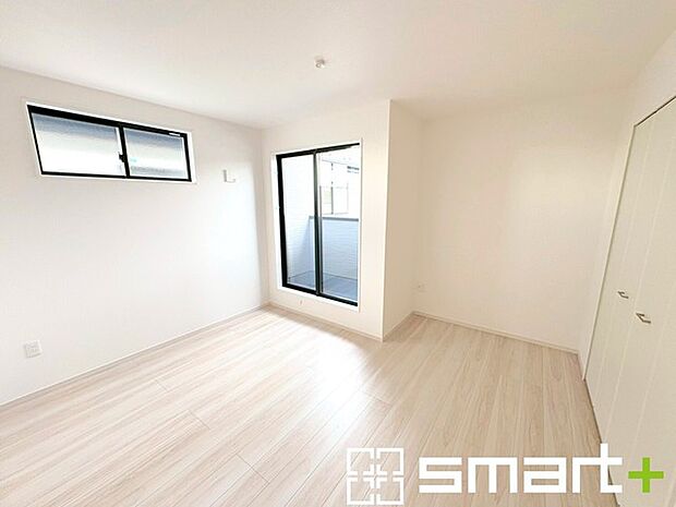 ~バルコニーに面した洋室~ ・バルコニー側の大きな窓からたっぷりの日差しが舞い込み、お部屋全体を優しく包み込んでくれます。 ・たっぷりの収納スペース付きで住空間もスッキリ。