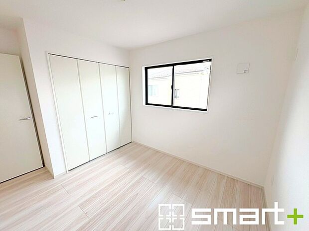 ~収納豊富な洋室~ ・各居室に備え付けの収納をご用意。タンスなどを置く場合と比べ出っ張らないので部屋の中を有効のご活用いただけます。 ・収納の広さなどぜひ現地でご確認くださいませ。