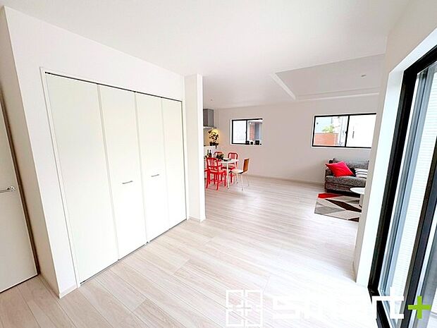 ~間仕切対応で居室に~ ・リビングには間仕切対応で居室としてもお使いいただけるスペースがございます。 ・収納付きなので寝室はもちろん、キッズスペースなどにも便利ですね。